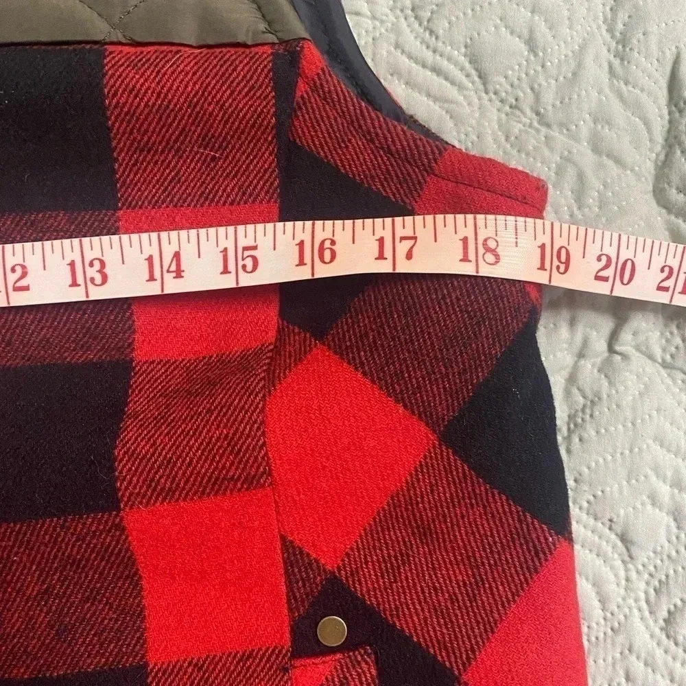 Maurices Size Medium Red Black Buffalo Check Flannel Vest Green Quilted Accent